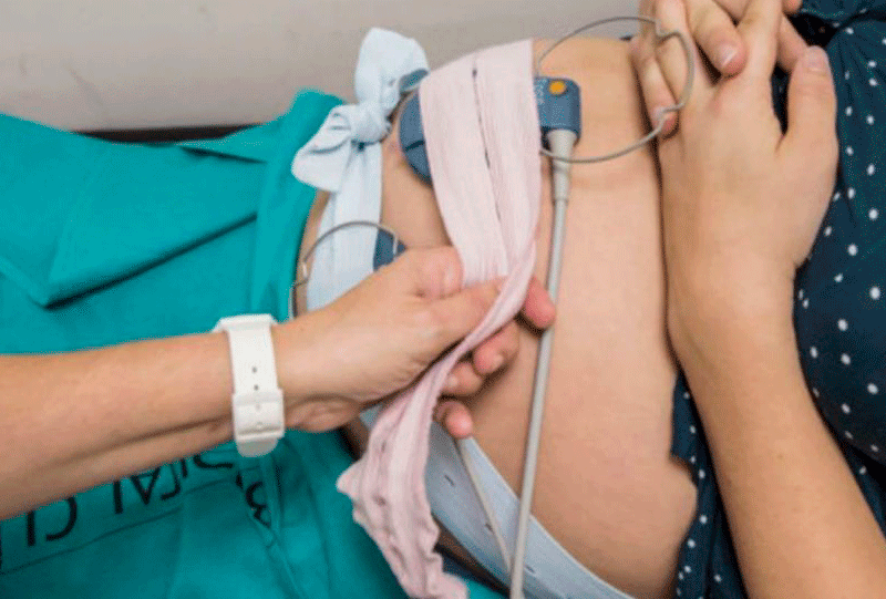 Una llevadora atenent una dona embarassada en una imatge d’arxiu. | COIB